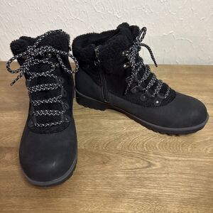 JBU Illinois Water Resistant Black Sherpa Womens 8 Suede Boots Side Zip B4ILN01